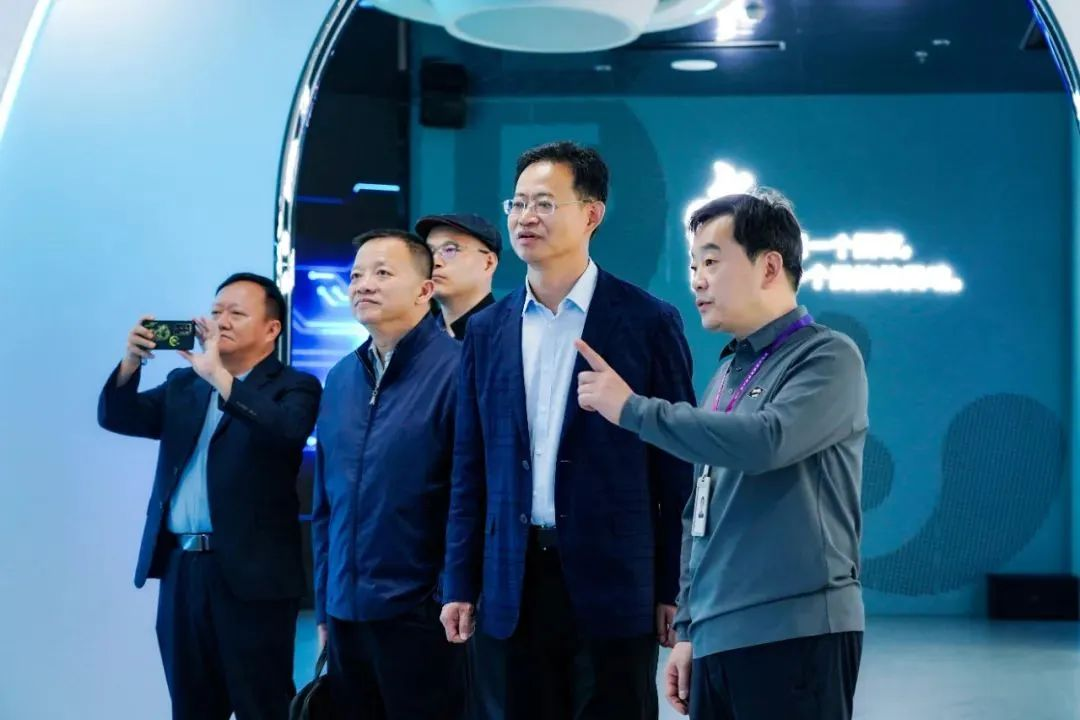 国家广电总局发展研究中心一行赴EVO视讯官方网站励丰文化调研指导